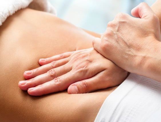 Massage du ventre en jeune et randonnée