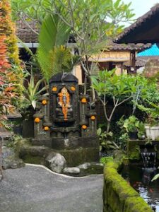 Stage de jeûne à Bali avec les Crocodiles Jaunes, photo d'une entrée de maison