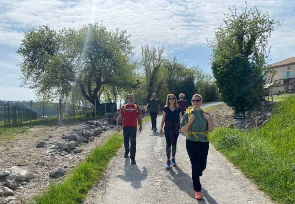 Groupe de stagiaires en randonnées lors d'un stage de jeûne dans le Tarn